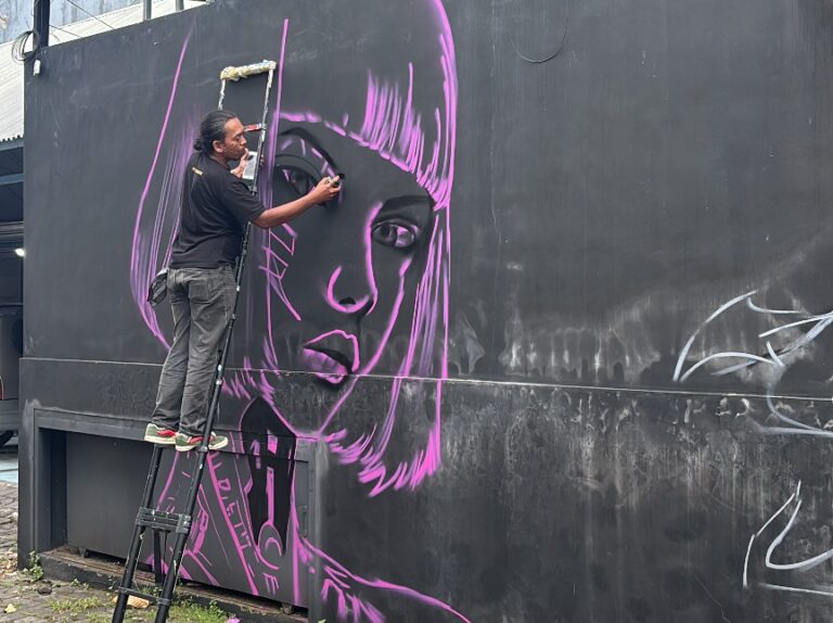 Kegiatan street art di gelaran NgabubuART #3, yang dilaksanakan pada 14 Maret 2026 dengan pameran yang berlangsung hingga 21 Maret 2026. (dok: istimewa)