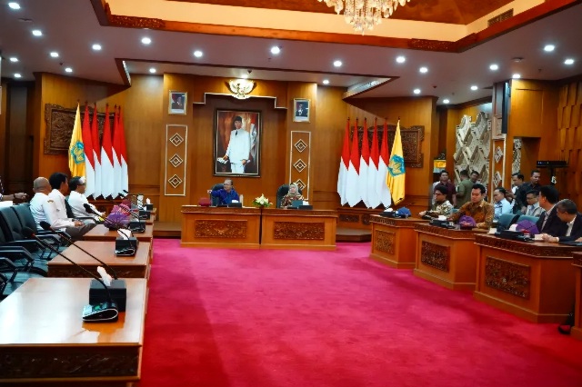 Gubernur Bali Wayan Koster bersama perwakilan pemerintah pusat, Badan Usaha Pengembang dan Pengelola (BUPP) Danantara, serta investor asal Tiongkok, Zhejiang Weiming Environment Protection Co., Ltd, yang akan menggarap proyek Waste-to-Energy (WtE). (dok: istimewa)