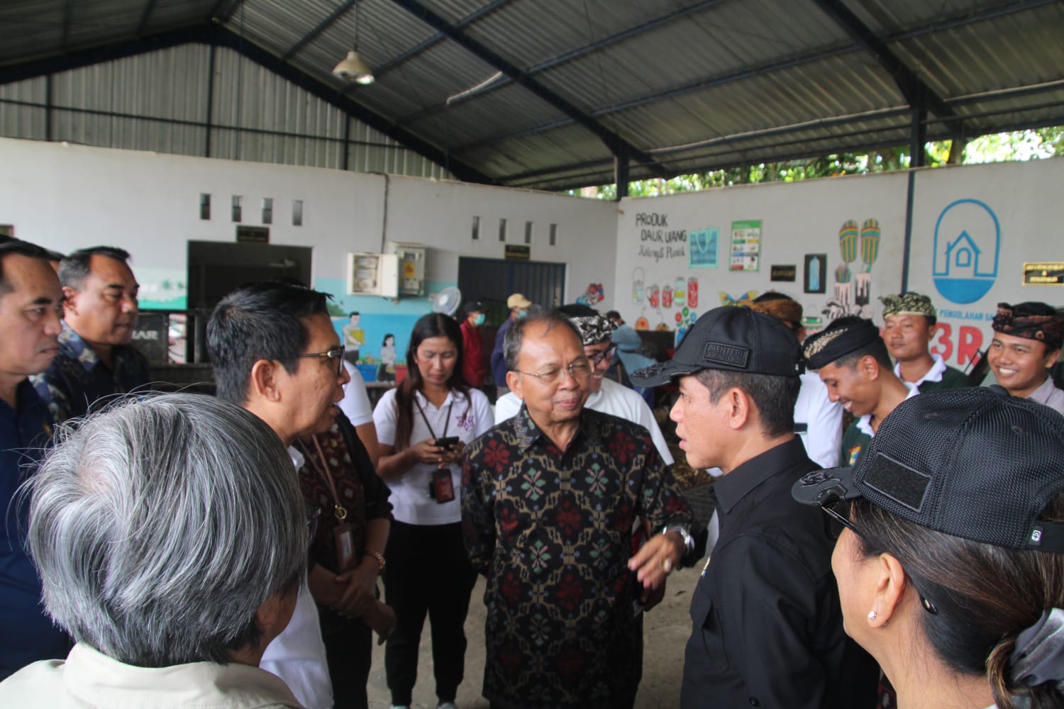 Gubernur Bali Wayan Koster saat mendampingi Menteri LH Hanif Faisol Nurofiq. (Dok. Istimewa)
