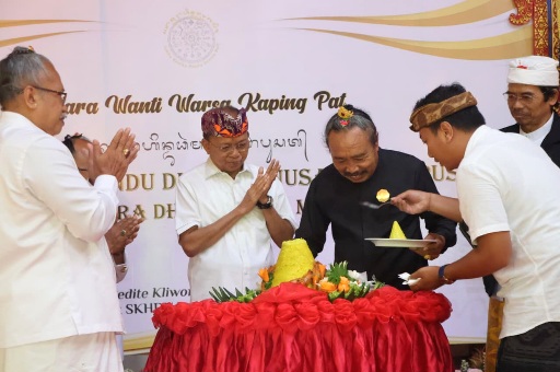 Gubernur Bali Wayan Koster saat menghadiri perayaan ulang tahun ke-4 Sabha Kertha Hindu Dharma Nusantara (SKHDN) Pusat di Sekretariat SKHDN Pusat, Denpasar, Minggu (22/2/2026). (dok.istimewa)
