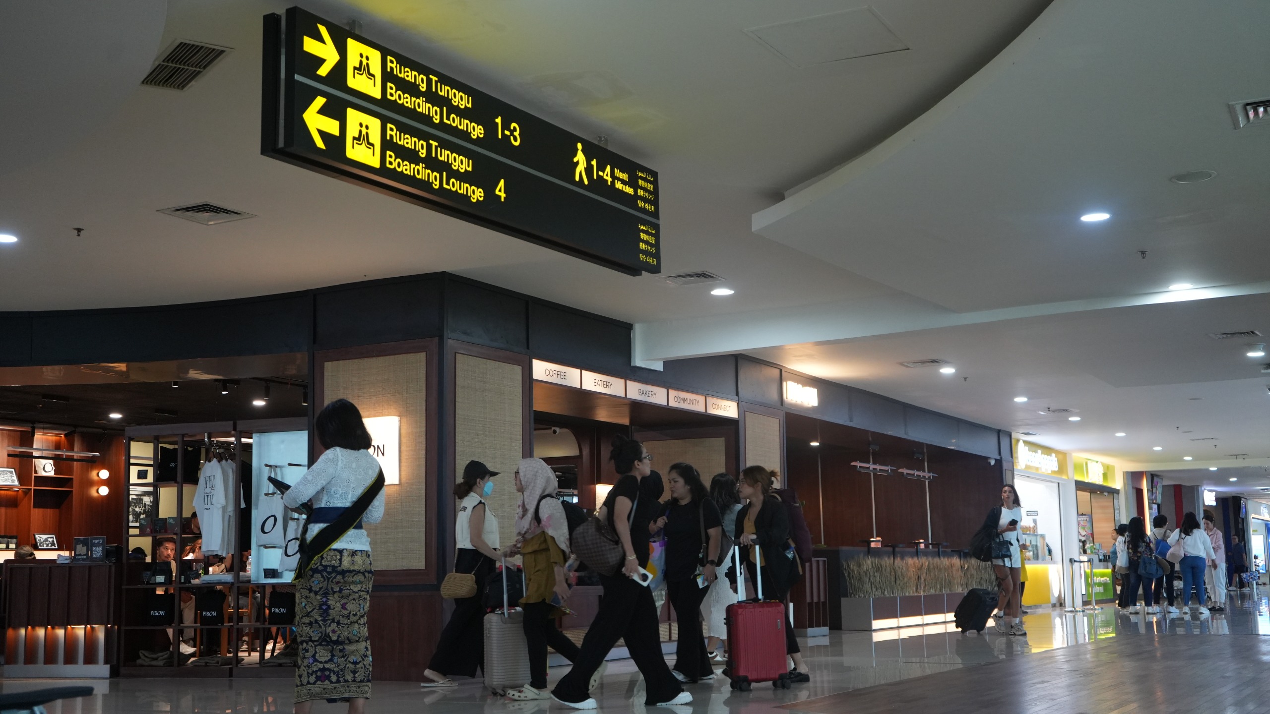 Suasana aktivitas penumpang di Bandara I Gusti Ngurah Rai. (Dok.Istimewa)