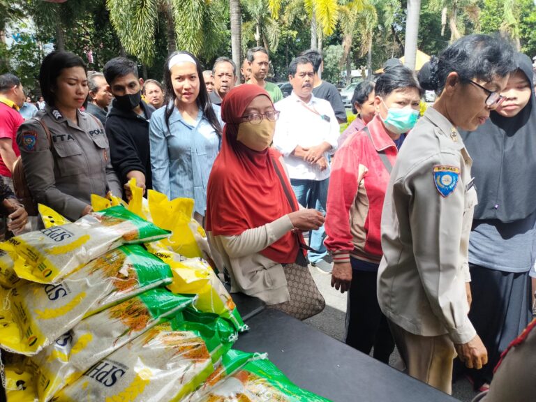 Suasana penyaluran bahan pokok kepada masyarakat di Denpasar. (Dok. Istimewa)