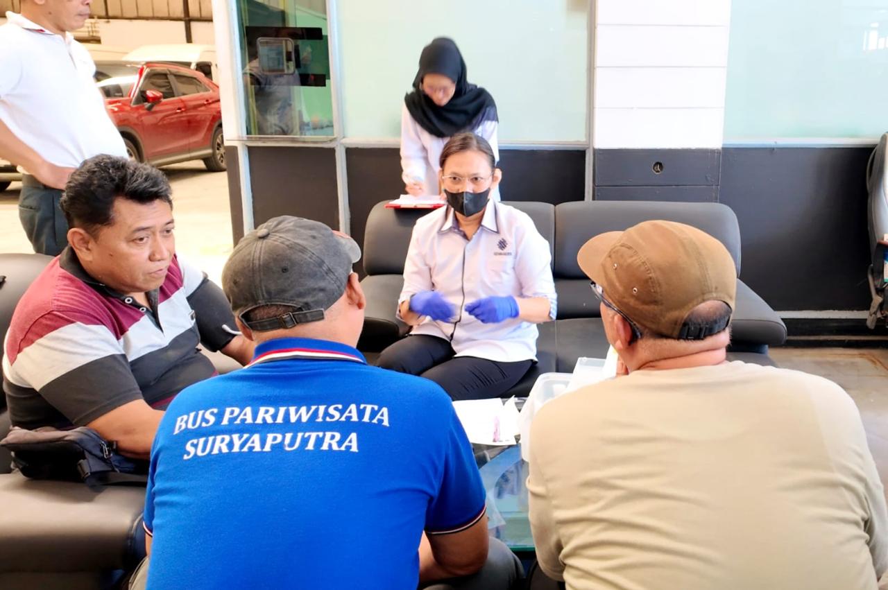 Petugas Kemnaker saat melakukan cek kesehatan terhadap sopir dan bus travel jelang Mudik Lebaran 2026. (Dok. Istimewa)