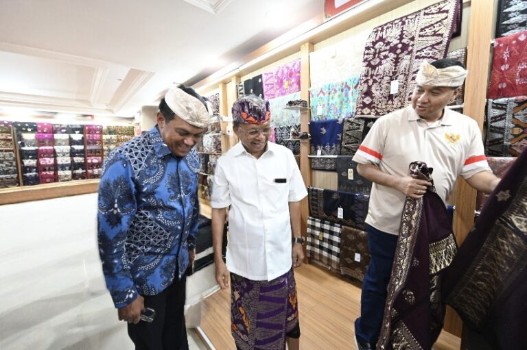 Menteri Perumahan dan Kawasan Permukiman Maruarar Sirait, bersama Gubernur Bali Wayan Koster dan Wakil Direktur Utama Bank Mandiri, Henry Panjaitan meninjau tenan Kesenian di Art Center Denpasar, Senin (16/3/2026). (dok: istimewa)