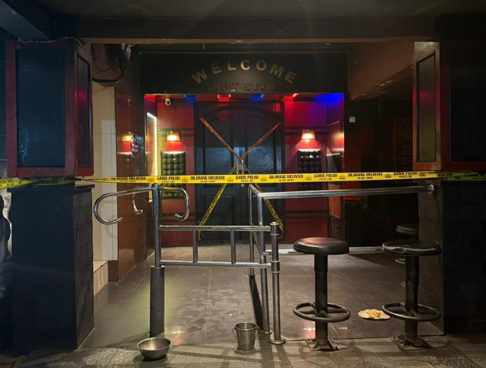 Pemasangan police line di New Star Klub, Denpasar Barat. (dok: istimewa)