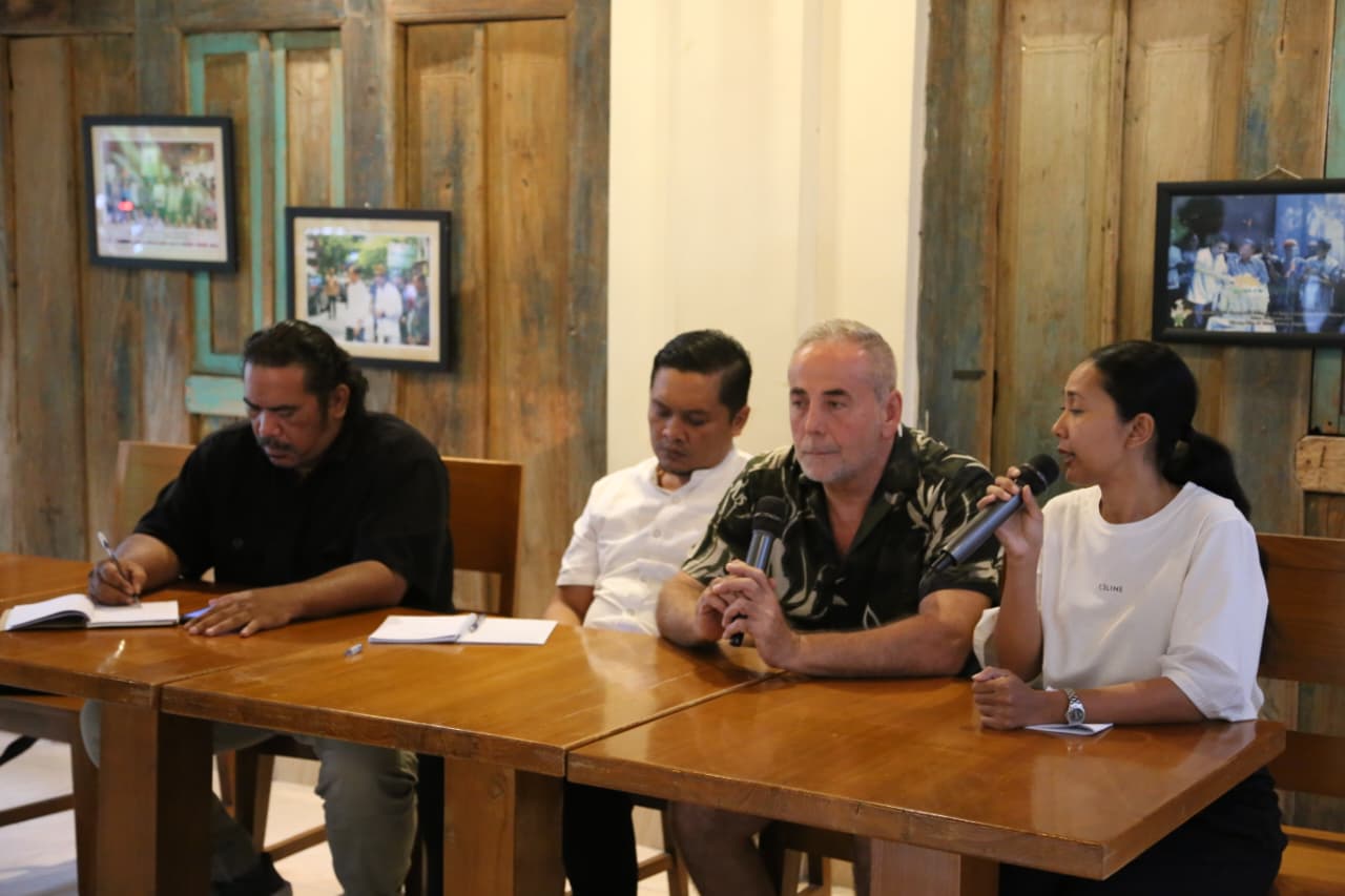 Savas Oflaz bersama tim kuasa hukumnya saat konferensi pers di Denpasar, pada Kamis (26/3/2026). (dok: istimewa)