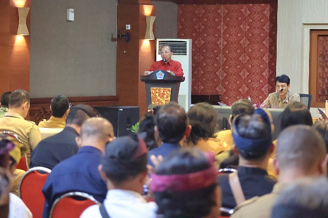 Gubernur Bali Wayan Koster saat rapat percepatan penanganan sampah di Gedung Sewaka Dharma, Lumintang, Senin (9/3/2026). (dok: istimewa)