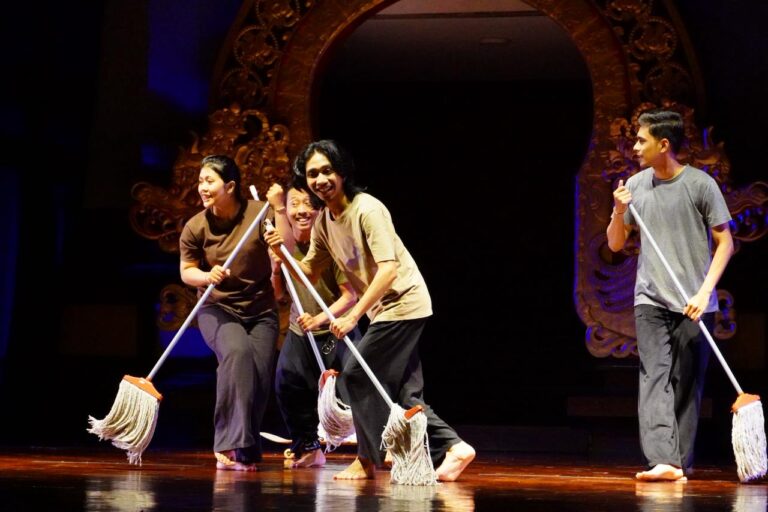 Pementasan teater Jaratkaru: Lampan lan Utang Waras Mekutang yang dibawakan Komunitas Wartawan Budaya Bali (Kawiya) dalam rangka Bulan Bahasa Bali VIII Tahun 2026, di Gedung Ksirarnawa, Taman Budaya Provinsi Bali, Senin (23/2/2026). (dok:istimewa)