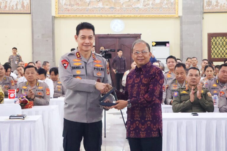 Gubernur Bali Wayan Koster (kanan) bersama Kapolda Bali Irjen Pol. Daniel Adityajaya. (dok:istimewa)