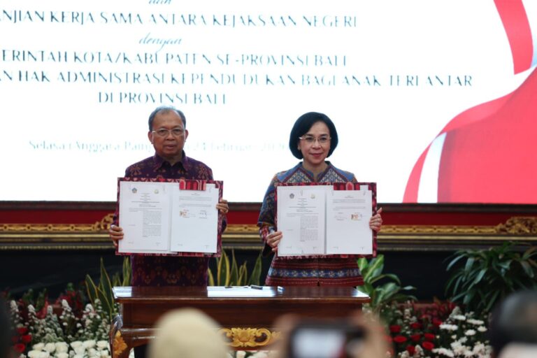 Gubernur Bali Wayan Koster dan Kepala Kejaksaan Tinggi Bali, Chatarina Muliana saat penandatanganan Nota Kesepahaman (MoU) dan Perjanjian Kerja Sama (PKS) terkait upaya pemenuhan hak administrasi kependudukan bagi anak terlantar di Bali di Ruang Wiswa Sabha Utama, Kantor Gubernur Bali, Selasa (24/2/2026). (dok: istimewa)