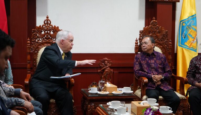 Gubernur Bali Wayan Koster saat meneriman kunjungan Duta Besar Amerika Serikat untuk Indonesia, Peter Mark Haymond, di Kantor Gubernur Bali, Denpasar, Selasa (24/2/2026). (dok: istimewa)