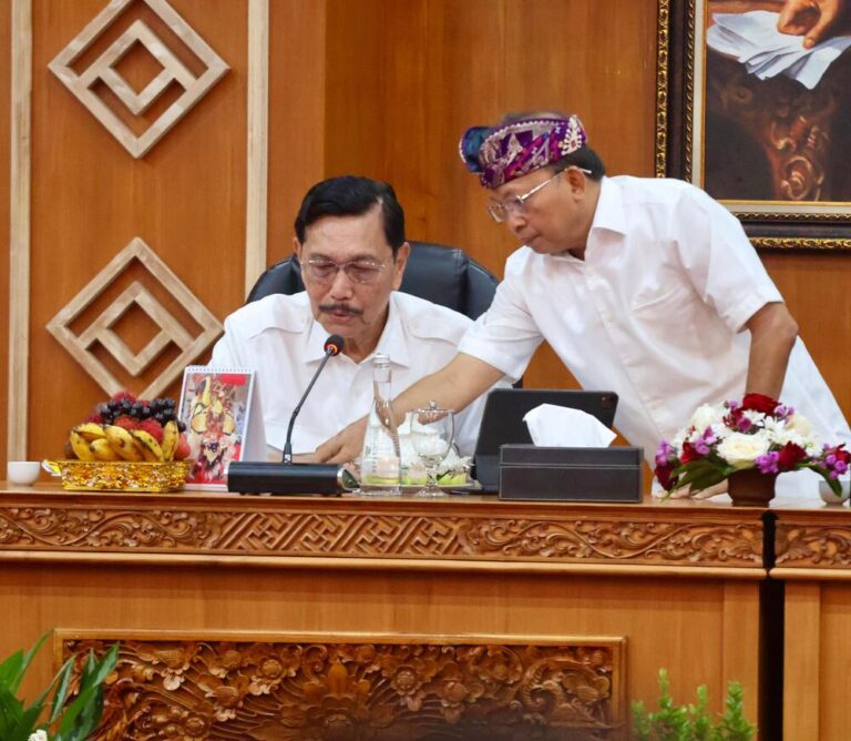 Gubernur Bali Wayan Koster (kiri) dan Ketua Komite Percepatan Transformasi Digital Pemerintah, Jenderal TNI (Purn) Luhut Binsar Panjaitan (kanan) dalam rapat bersama Dewan Ekonomi Nasional yang digelar di Gedung Kertha Sabha, Denpasar, Kamis (26/2/2026). (dok: istimewa)