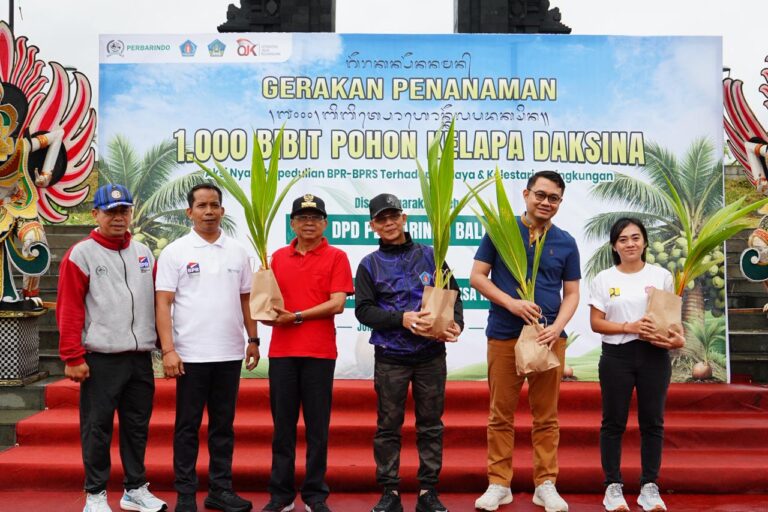 Gubernur Bali Wayan Koster bersama DPD Perbarindo Bali menanam bibit pohon kelapa daksina di kawasan Embung Tukad Unda, Desa Gunaksa, Kecamatan Dawan, Kabupaten Klungkung, Jumat (27/2/2026). (dok: istimewa)