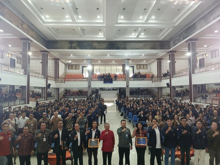 Gubernur Bali Wayan Koster bersama mahasiswa dan akademisi Universitas Udayana. (Dok. Istimewa)