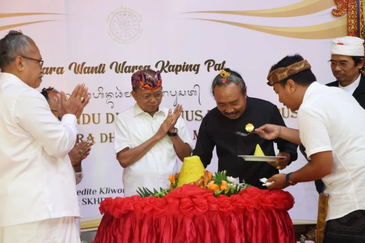 Gubernur Bali Wayan Koster saat bersama sulinggih. (Dok.Istimewa)