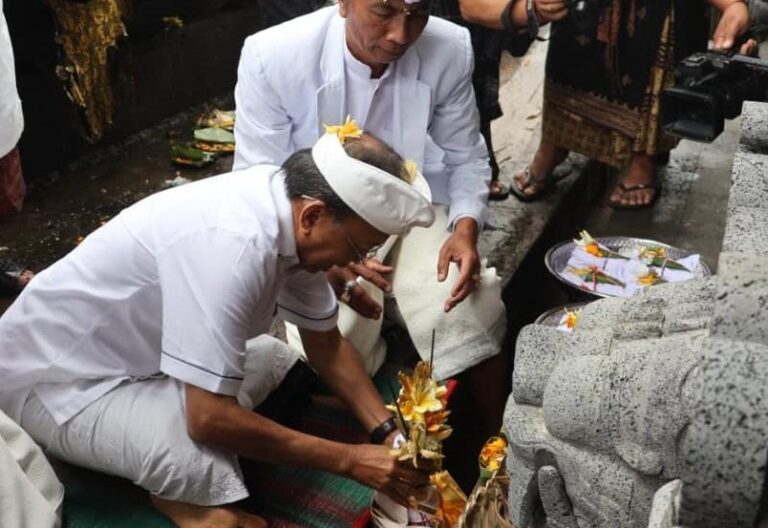 Gubernur Bali Wayan Koster ikut prosesi Bakti Caru Resi Gana dan Pemelaspas Bale Pemaruman di Pura Alas Arum Batur, Desa Pakraman Batur, Kintamani, Selasa (3/3/2026), bertepatan dengan Hari Purnama Kesanga. (dok: istimewa)