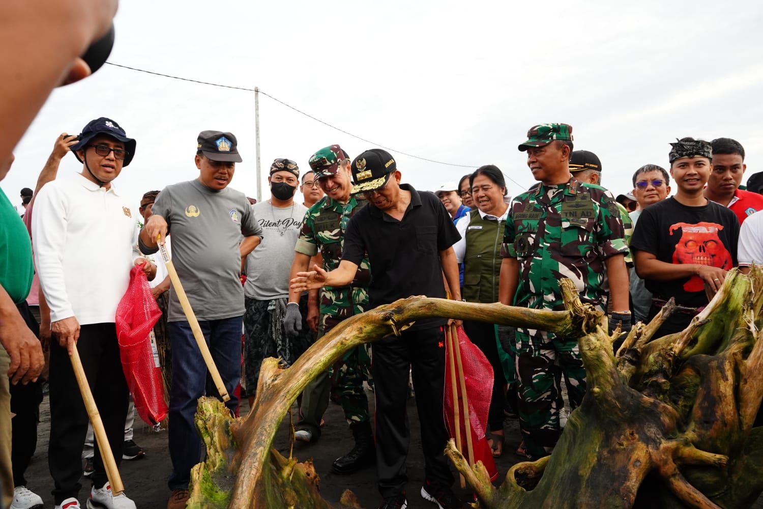 Gerakan Bali Bersih Sampah yang digelar serentak di seluruh kabupaten/kota se-Bali, Minggu (1/3/2026). (dok: istimewa)