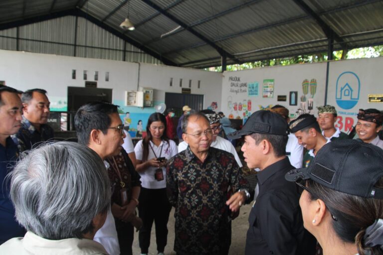 Gubernur Bali Wayan Koster saat mendampingi Menteri Lingkungan Hidup RI sekaligus Kepala Badan Pengendalian Lingkungan Hidup (BPLH), Hanif Faisol Nurofiq, tinjau dua Tempat Pengolahan Sampah Reduce Reuse Recycle (TPS3R) di Kabupaten Badung, Kamis (5/3/2026). (dok: istimewa)