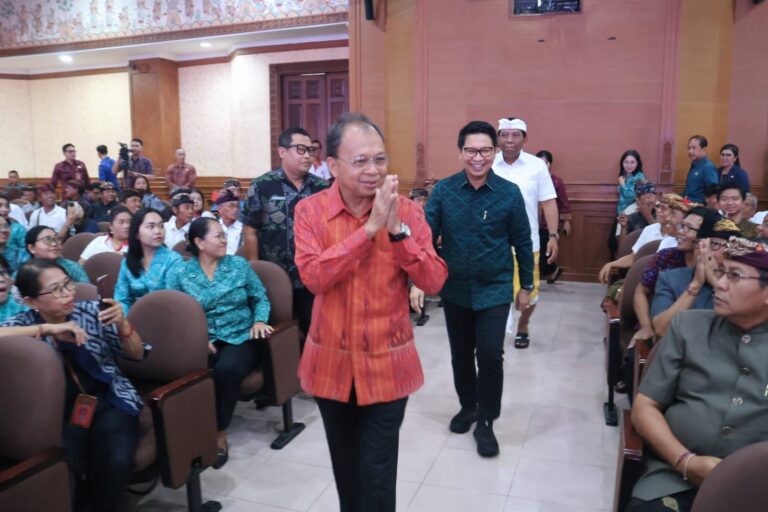 Koster minta desa adat jengah dalam tangani sampah dalam Rapat Koordinasi Percepatan Penanganan Sampah di Ruang Kertha Gosana, Puspem Badung, Jumat (6/3/2026). (dok: istimewa)