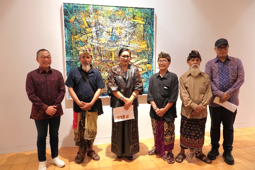 Ketua Dekranasda Provinsi Bali, Putri Koster saat membuka Pameran Seni Rupa bertajuk Tutur Ayu di Griya Santrian Art Gallery, Sanur, Jumat (6/3/2026). (dok: istimewa)
