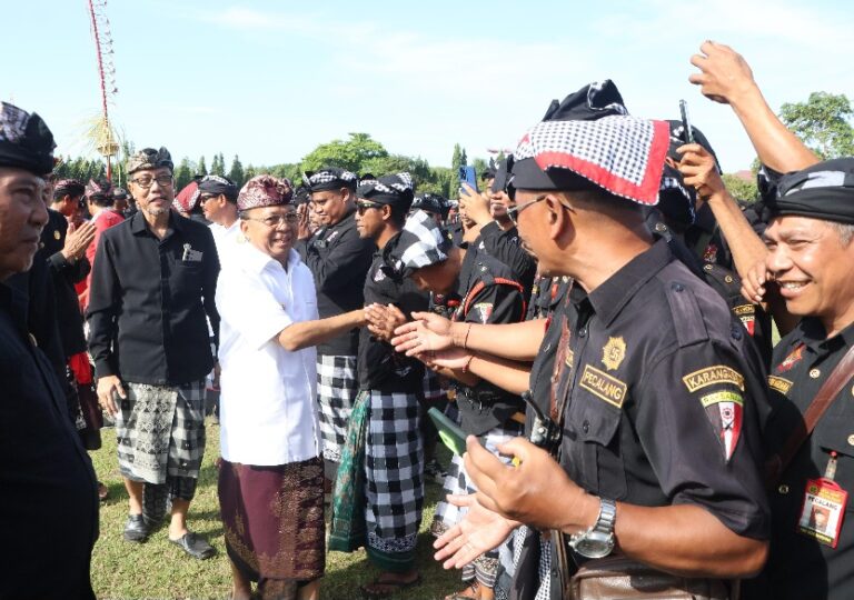 Gubernur Bali Wayan Koster saat Gelar Agung Pacalang Bali Tahun 2026 di Lapangan Niti Mandala Renon, Sabtu (7/3/2026). (dok: istimewa)