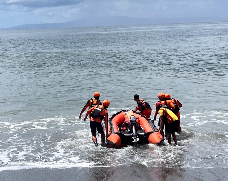 Pencarian Tim SAR Gabungan terhadap Agus Suarsa Dharma (27), asal Banjar Telabah, Desa Sukawati yang dilaporkan hilang di Pantai Purnama pada Minggu (5/4/2026) pagi. (dok: SAR)