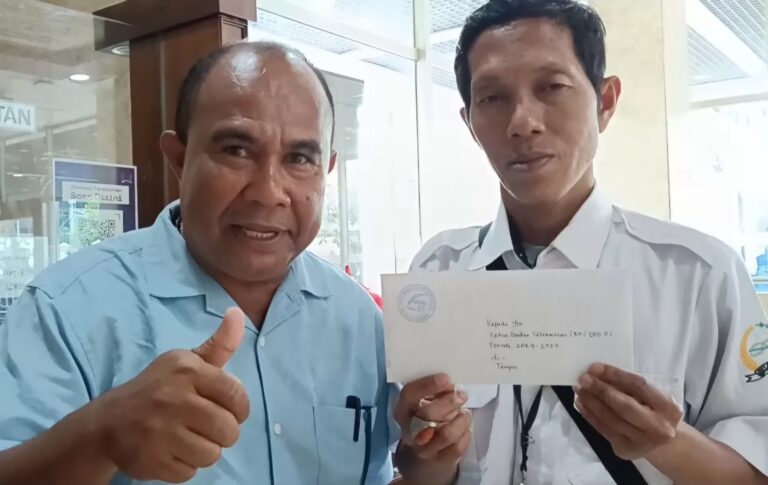 Ketua PENA NTT Agustinus Apollo Daton saat menyerahkan surat pengaduan ke Badan Kehormatan DPRD RI diterima oleh Edy (kanan) bagian kesekretariatan BK DPD RI di Jakarta. (dok: istimewa)