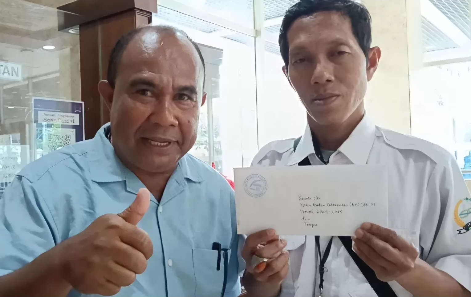 Ketua PENA NTT Agustinus Apollo Daton saat menyerahkan surat pengaduan ke Badan Kehormatan DPRD RI diterima oleh Edy (kanan) bagian kesekretariatan BK DPD RI di Jakarta. (dok: istimewa)