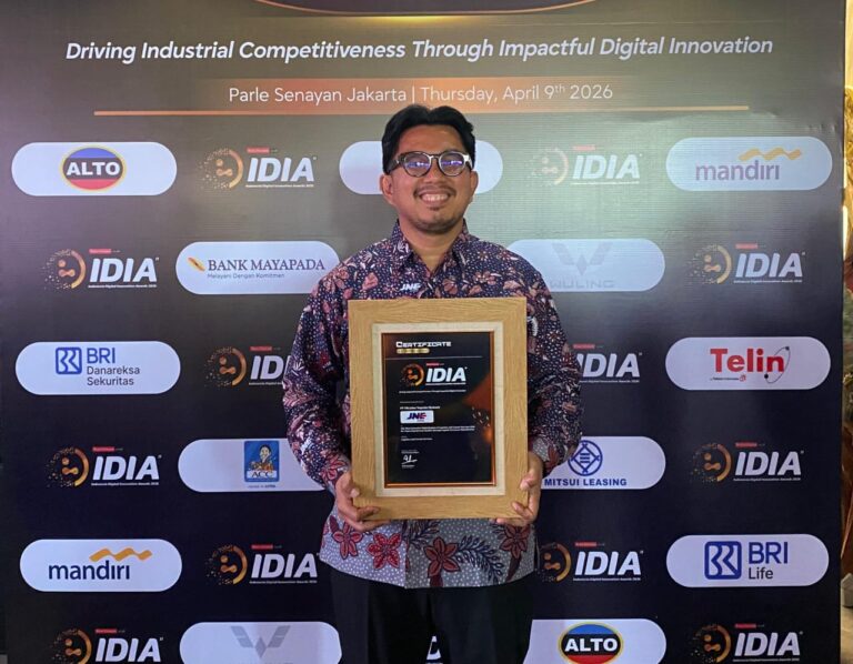 Kurnia Nugraha, Media Communication Department Head JNE terima penghargaan dalam ajang Indonesia Digital Innovation Awards (IDIA) 2026, di Senayan, Jakarta. (dok: istimewa)