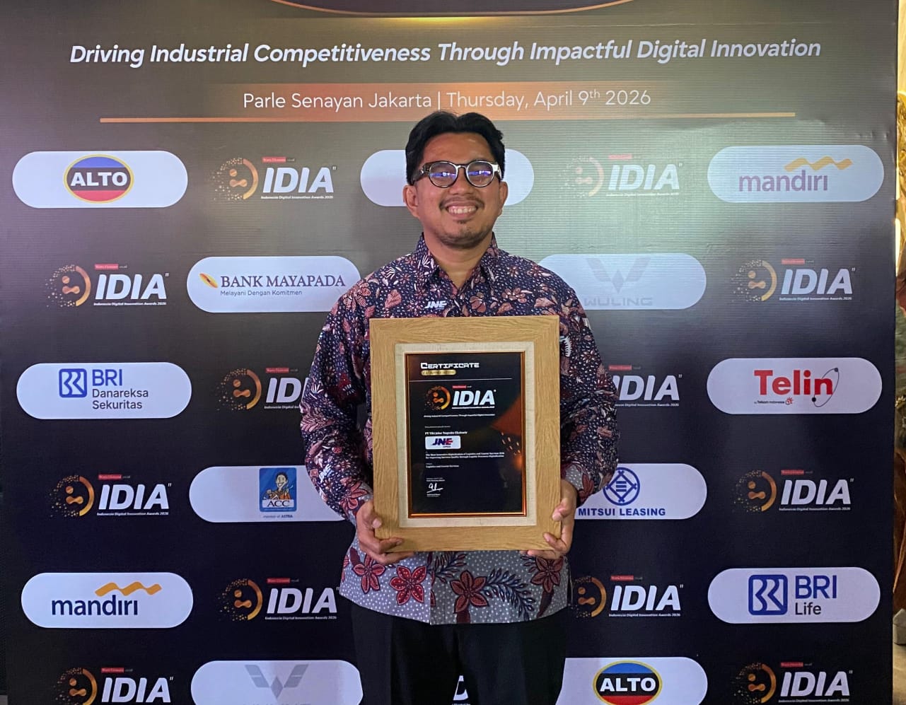 Kurnia Nugraha, Media Communication Department Head JNE terima penghargaan dalam ajang Indonesia Digital Innovation Awards (IDIA) 2026, di Senayan, Jakarta. (dok: istimewa)