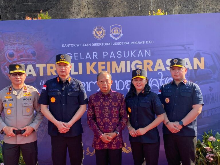 Gubernur Bali Wayan Koster mendampingi Dirjen Imigrasi Hendarsam Marantoko. (Dok: Istimewa)