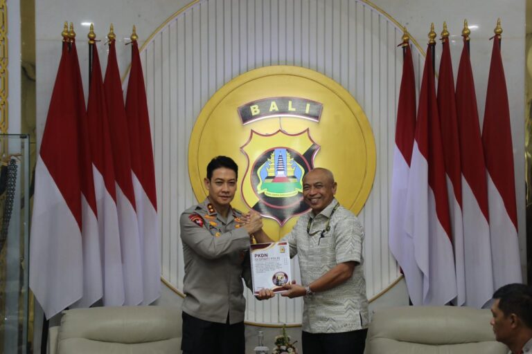 Kapolda Bali Irjen Pol Daniel Adityajaya saat terim hasil pelaksanaan Kuliah Kerja Dalam Negeri (PKDN) peserta Sespimti Polri Dikreg ke-35 Tahun Anggaran 2026, Rabu (15/4/2026). (dok: istimewa)