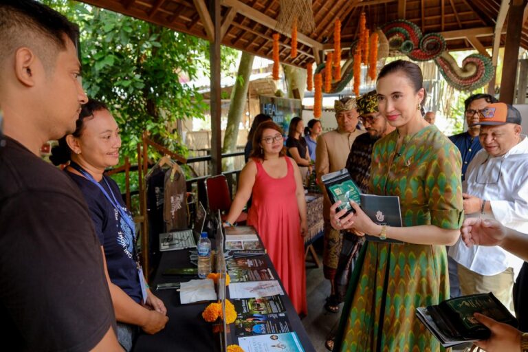 Menteri Pariwisata Widiyanti Putri Wardhana saat meninjau Bali Spirit Festival 2026 di Puri Padi & Yoga Barn, Ubud, Gianyar, Bali, Minggu (19/4/2026). (dok: istimewa)