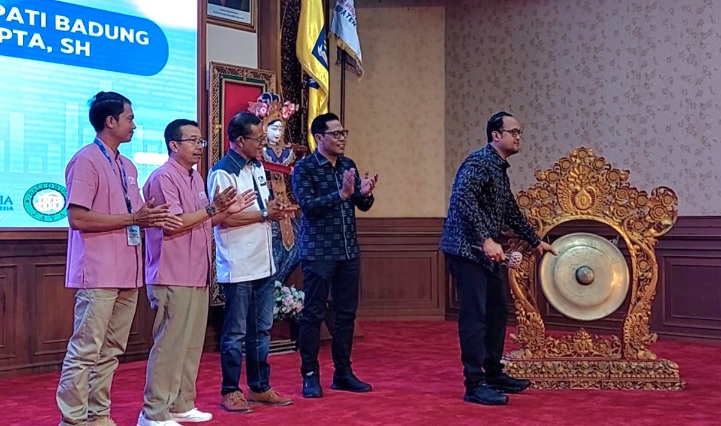 Wakil Bupati Badung, Bagus Alit Sucipta saat membuka workshop literasi digital sektor pembayaran bertajuk “Tips Aman Bertransaksi Online” yang diinisiasi oleh Serikat Media Siber Indonesia (SMSI) Badung, Selasa (21/4/2026) di Gedung Kertha Gosana, Puspem Badung. (dok: istimewa)