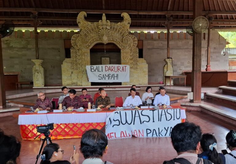 BEM Universitas Udayana (Unud) gelar aksi kritik terhadap kondisi sampah di Bali di depan Kantor DPRD Provinsi Bali, pada Rabu (22/4/2026). (dok: istimewa)