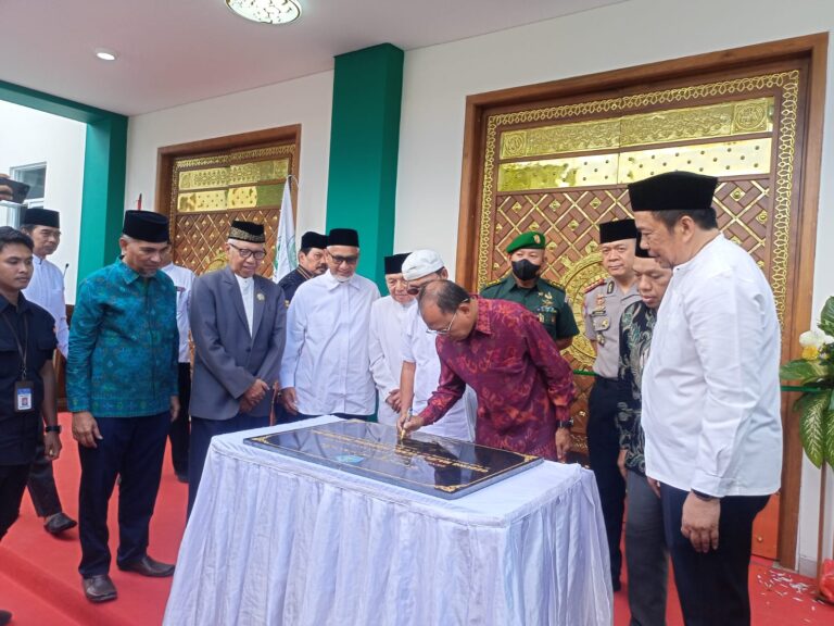 Gubernur Bali Wayan Koster meresmikan gedung Majelis Ulama Indonesia (MUI) Provinsi Bali di kawasan Padangsambian, Denpasar Barat, Sabtu (18/4/2026). (dok: istimewa)