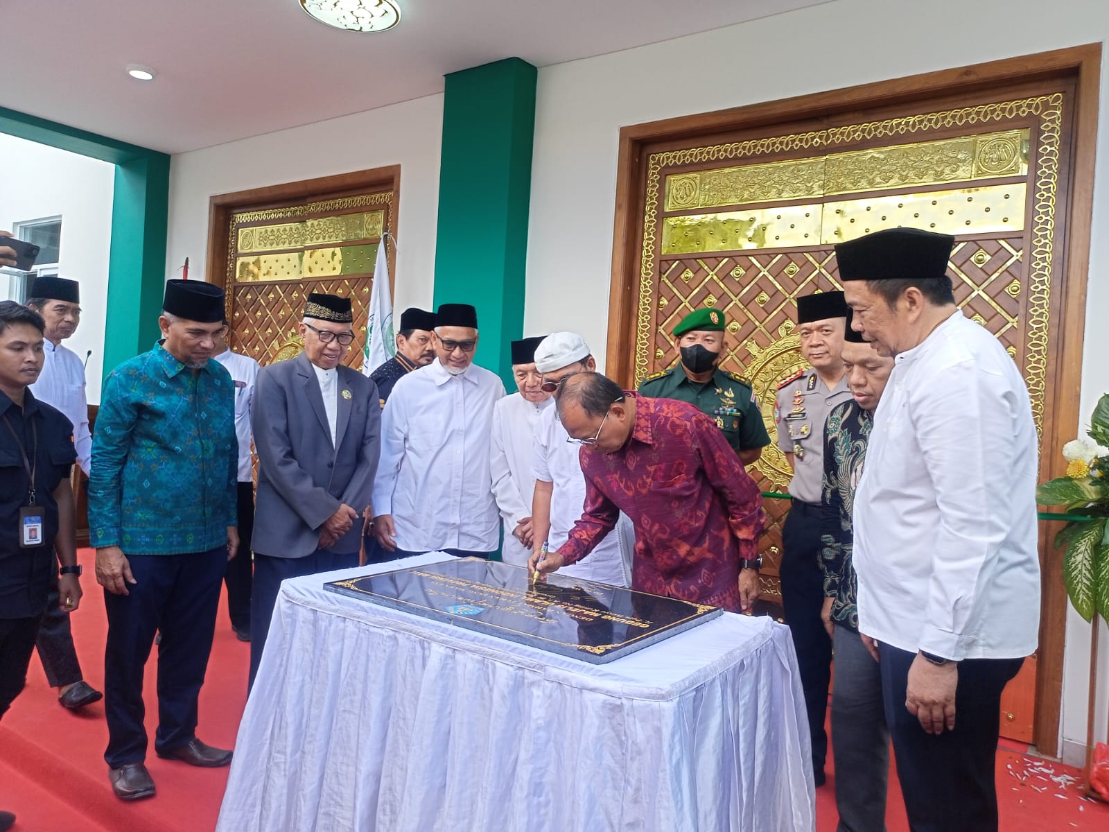 Gubernur Bali Wayan Koster meresmikan gedung Majelis Ulama Indonesia (MUI) Provinsi Bali di kawasan Padangsambian, Denpasar Barat, Sabtu (18/4/2026). (dok: istimewa)