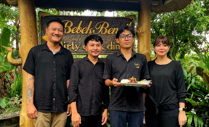 Anak Agung Gede Diva Suputra selaku owner menunjukkan salah satu menu andalan bebek crispy yang menjadi favorit pengunjung, dengan cita rasa khas dan proses pengolahan khusus. (dok: istimewa)