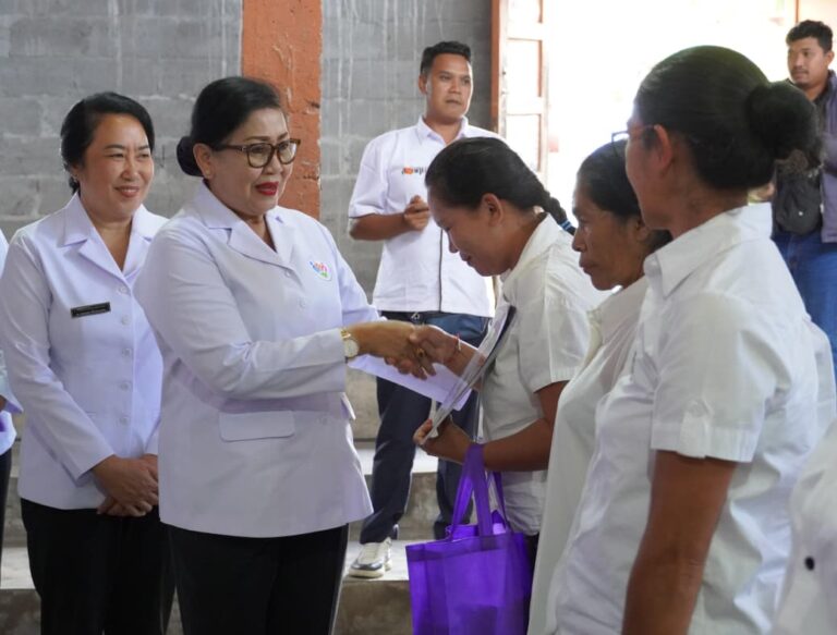 Ketua TP Posyandu Provinsi Bali, Putri Koster bersama saat meninjau pemberian bantuan sembako bersama Tim Pembina Posyandu Provinsi Bali turun langsung ke Desa Bangbang dan Desa Abangsongan, Kabupaten Bangli, Rabu (22/4/2026). (dok: istimewa)