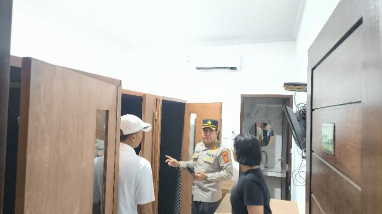 Aparat Kepolisian saat menggerebek sebuah guest house di Jalan By Pass Ngurah Rai, Gang Karang Sari, Kedonganan, Senin (27/4/2026). (Dok: istimewa)