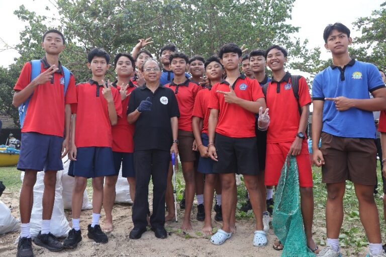Gubernur Bali Wayan Koster saat foto bersama murid SD dalam aksi bersih sampah di Pantai Jimbaran, Kabupaten Badung, Kamis (5/3/2026). (dok: istimewa)