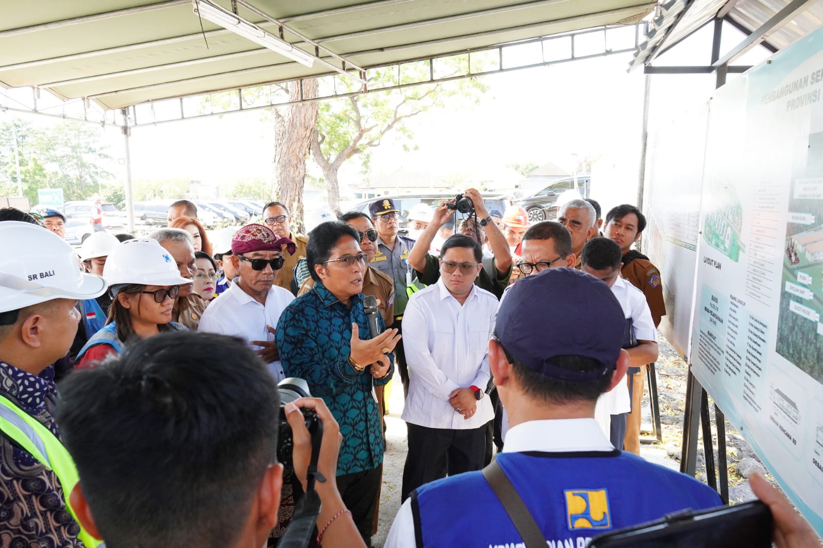 Wakil Gubernur I Nyoman Giri Prasta saat mendampingi Kepala Staf Kepresidenan RI, Muhammad Qodari untuk meninjau pembangunan Sekolah Rakyat di Desa Tulamben, Kecamatan Kubu, Senin (6/4/2026). (dok: istimewa)