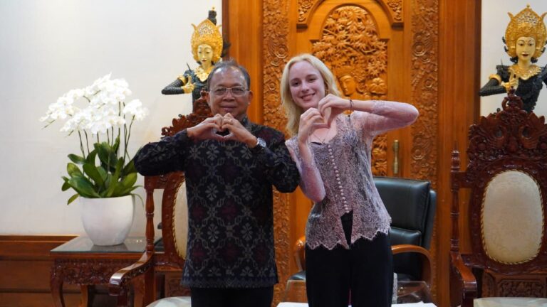Gubernur Bali Wayn Koster saat diwawancarai media internasional Rossiya Segodnya melalui koresponden Asia Pasifik, Uliana Miroshkina, bertepatan dengan rahina Saraswati, Sabtu (4/4/2026) malam di Jayasabha, Denpasar. (dok: istimewa)