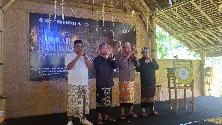 Peniupan suling bambu sebagai simbolisasi pembukaan acara Samsara Bamboo Festival 2026 yang digelar Samsara Living Museum bersama Kementerian Kebudayaan Republik Indonesia di Desa Jungutan, Kecamatan Bebandem, Kabupaten Karangasem, Sabtu (23/5/2026). (dok: Rahma)