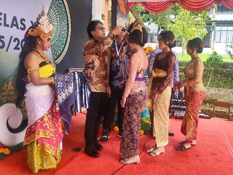 Wakil Gubernur Bali I Nyoman Giri Prasta saat menghadiri peringatan HUT ke-20 SMKN 1 Petang pada Selasa (28/4/2026). (dok: istimewa)
