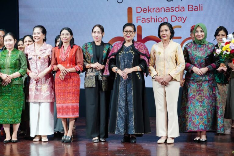 Ketua Dewan Kerajinan Nasional Daerah (Dekranasda) Provinsi Bali, Ibu Putri Suastini Koster dalam gelaran Dekranasda Bali Fashion Day (DBFD) di Gedung Ksirarnawa, Taman Budaya Provinsi Bali, Selasa (31/3/2026). (dok: istimewa)