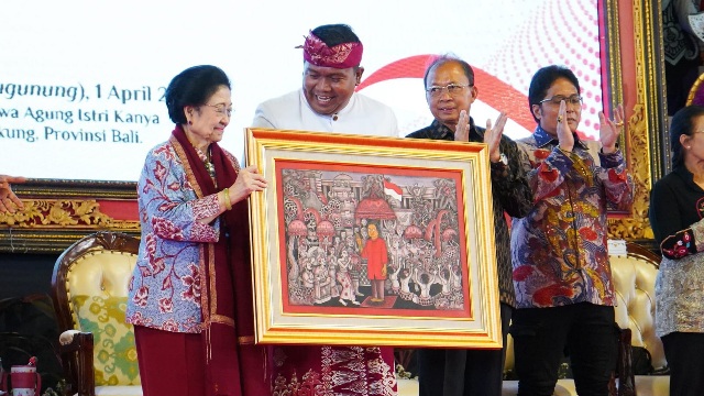 Gubernur Bali Wayan Koster saat mendampingi Presiden ke-5 RI, Megawati Soekarnoputri, dalam penyerahan Hak Kekayaan Intelektual (HKI) Provinsi Bali Tahun 2026 di Balai Budaya Ida Dewa Agung Istri Kanya, Rabu (1/4/2026). (dok: istimewa)