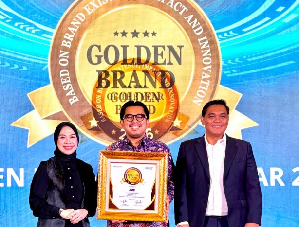 JNE raih dua penghargaan, Golden Brand of The Year 2026 dengan predikat Excellent serta Indonesia Digital Popular Brand Award 2026 untuk kategori jasa pengiriman. (dok: istimewa)