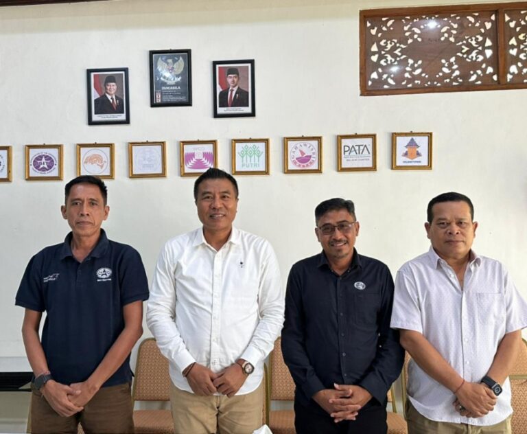 Konferensi pers bersama pihak Asosiasi Perusahaan Perjalanan Wisata Indonesia (ASITA) DPD Bali, Senin (18/52026). (dok.istimewa)