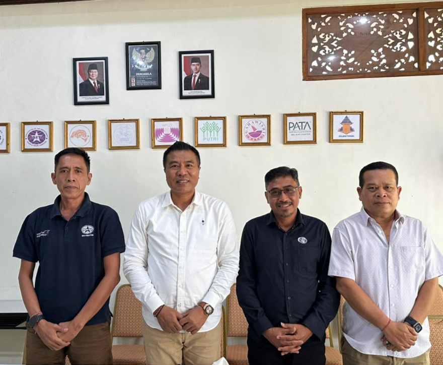 Konferensi pers bersama pihak Asosiasi Perusahaan Perjalanan Wisata Indonesia (ASITA) DPD Bali, Senin (18/52026). (dok.istimewa)